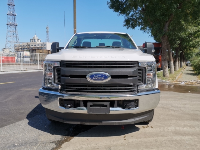 进口福特猛禽f350巨大的中网霸气十足,两根粗大的铬条中央悬挂着大