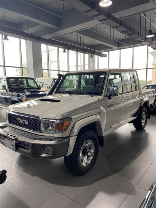 2020款丰田兰德酷路泽lc79柴油皮卡丰田lc79这辆车可以说各个部位都