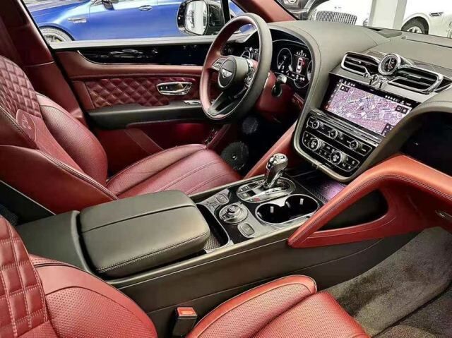 21款宾利添越,纯手工打造的内饰典雅而又精致,做工和用料都十分的讲究