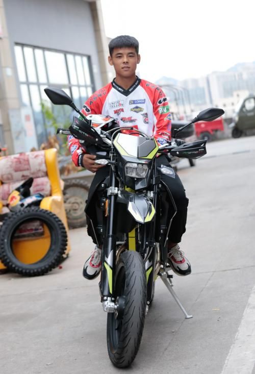 全新的swm sm150越野车和官方定制头盔一顶,以及鑫源定制文创产品一套