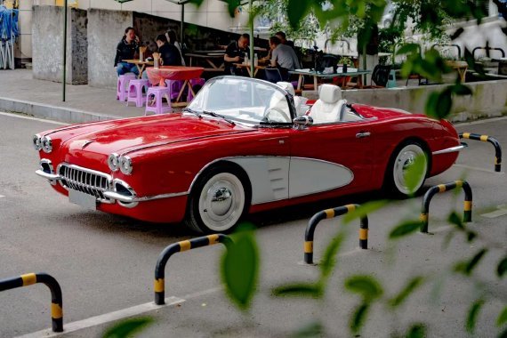 ssdolphin(直译为:松散海豚)比亚迪作为代工方,将负责这款复古跑车的