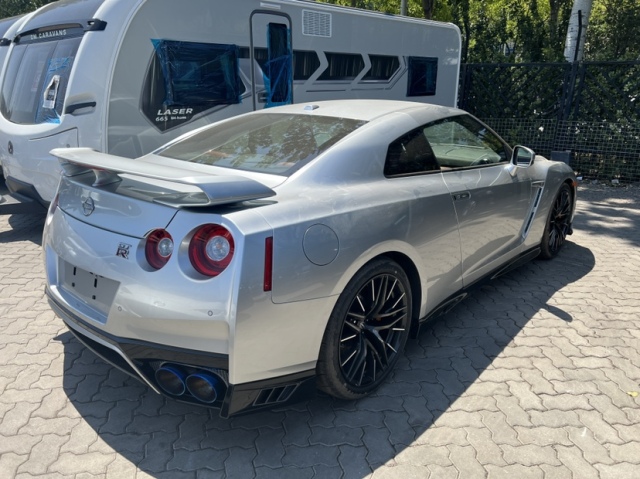 23款日产gtr三辐式方向盘采用全新样式的设计,相比老款时尚了不少