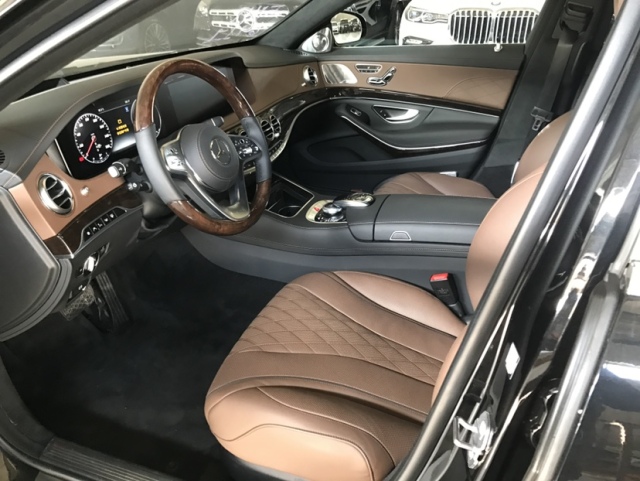 内饰方面,迈巴赫s650提供了一个宽敞,静谧和舒适的空间.