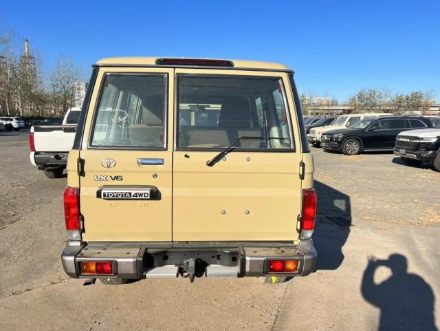 23款酷路泽lc7640汽油铝轮无绞盘手动挡全国上牌