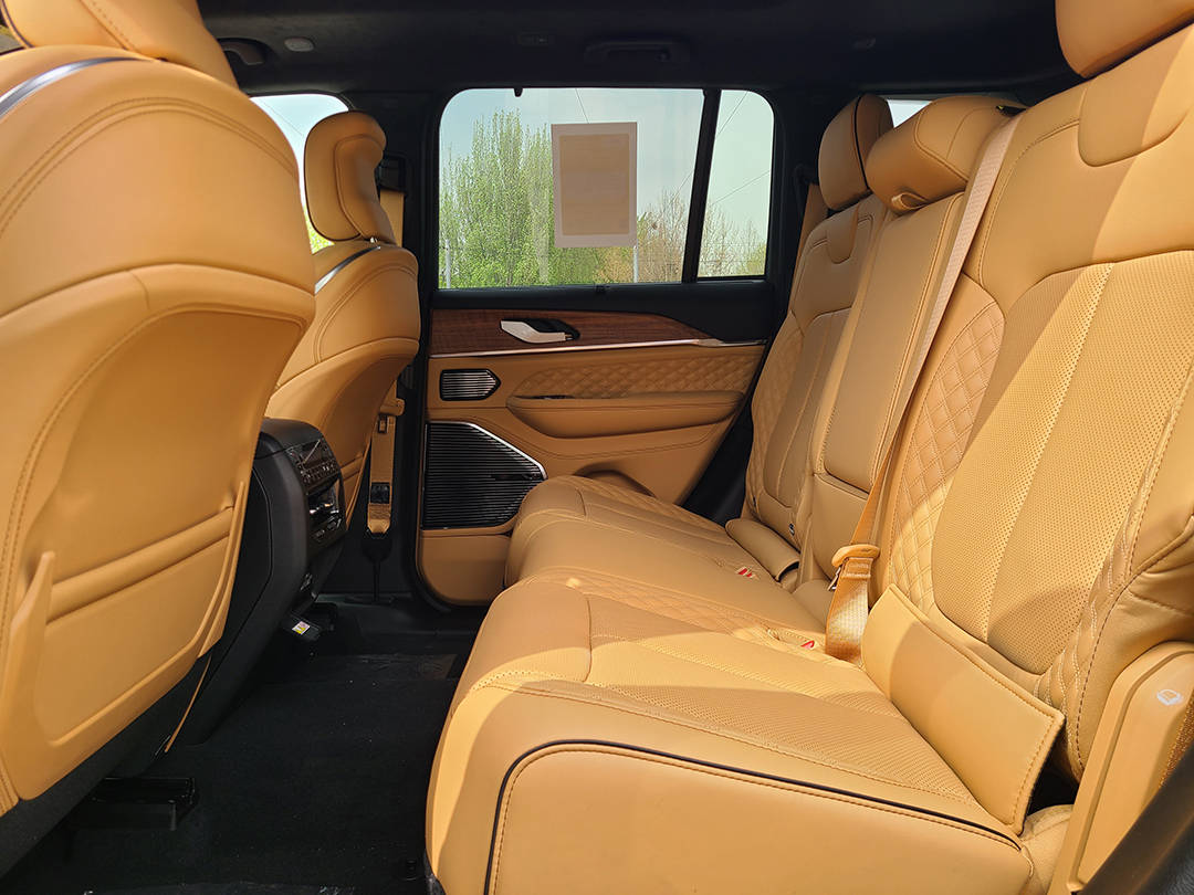 2023款大切诺基4xe巅峰版黑色棕内饰到店