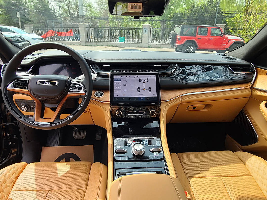 2023款大切诺基4xe巅峰版黑色棕内饰到店