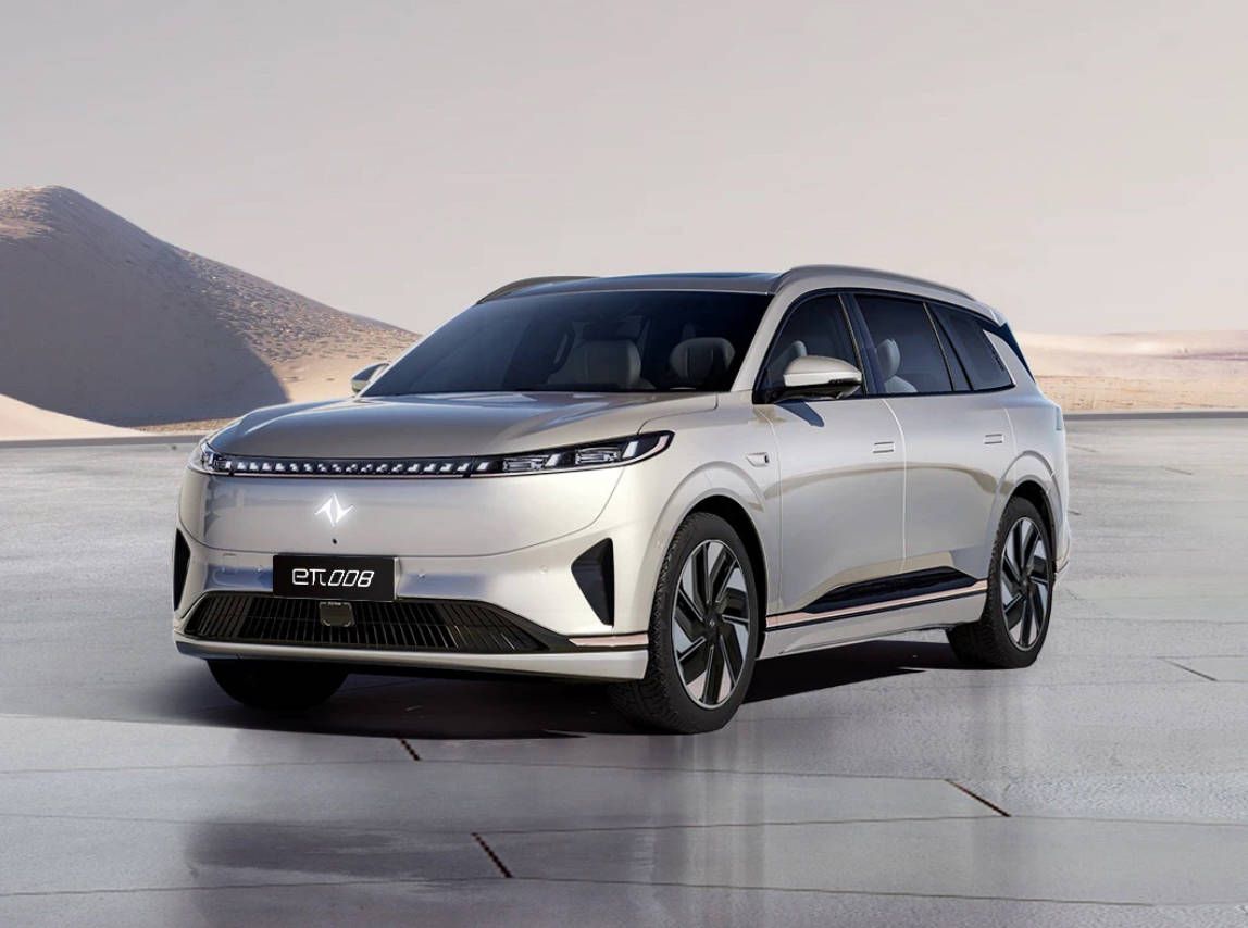 将在武汉沌口体育中心率先上市的eπ008,是东风奕派品牌的第二款车型